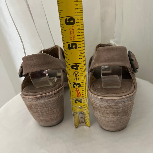 P. Monjo Heeled Leather Sandal - Picture 5 of 8